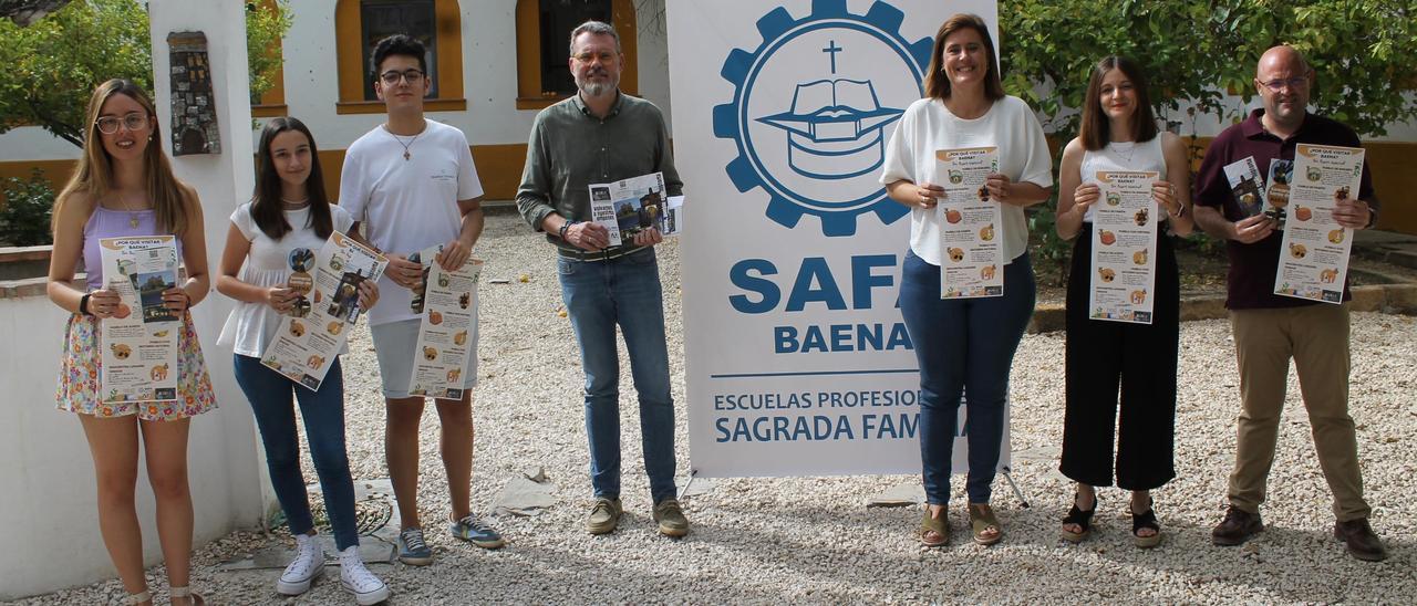 Los alumnos y los profesores, con la alcaldesa de Baena.