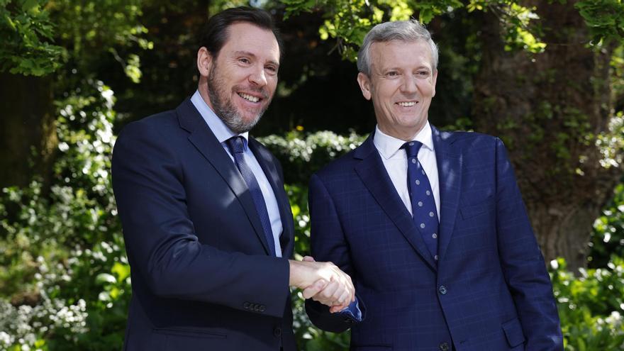 Óscar Puente y Alfonso Rueda se dan la mano durante el acto de este sábado en Santiago.