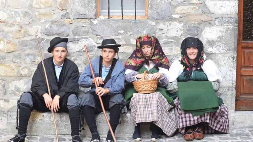 La exaltación del traje tradicional llena de visitantes la villa ansotana