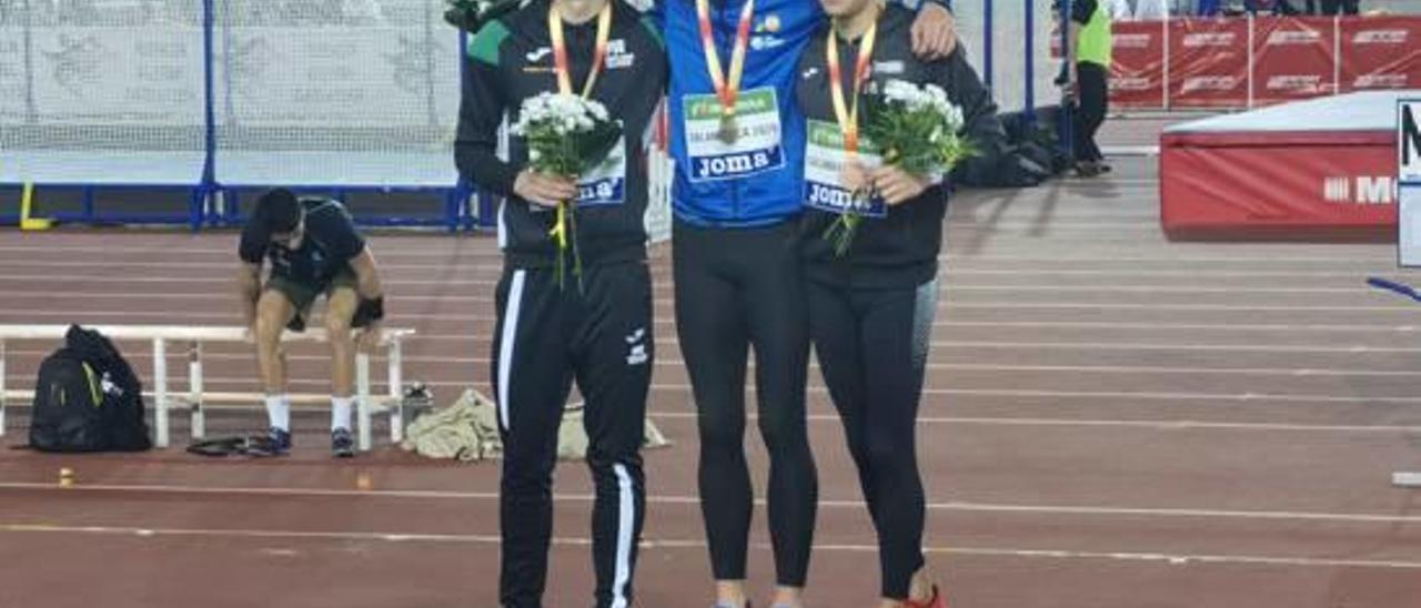 Llopis, en el centro del podio de ayer en Salamanca, con la medalla. A la derecha, Víctor Faus.