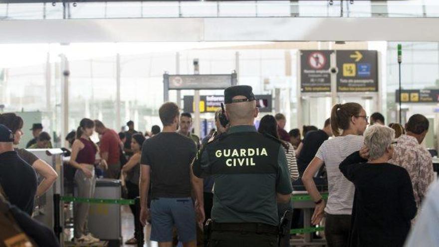 Un agent de la Guàrdia Civil a l&#039;aeroport de Barcelona, ahir