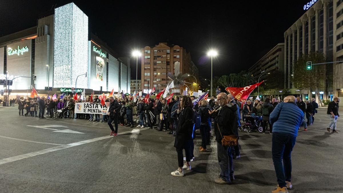 Los funcionarios del Ayuntamiento de Alicante protestan por el centro de la ciudad