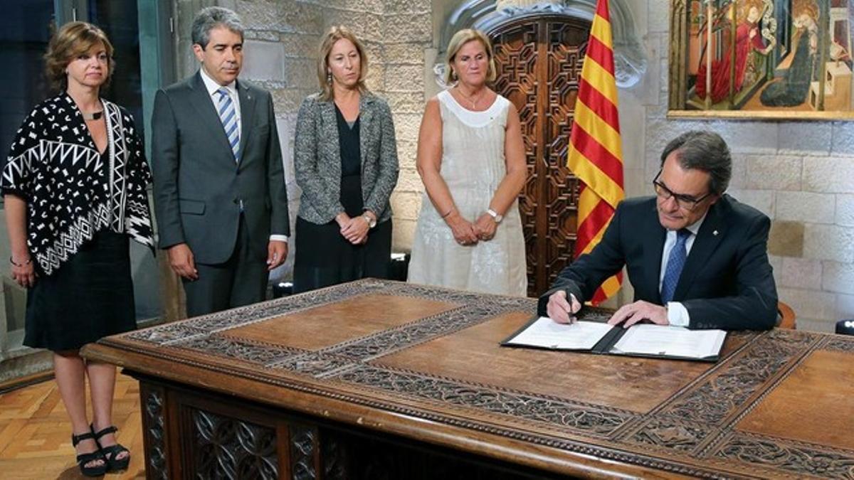 Artur Mas firma decreto 27-S