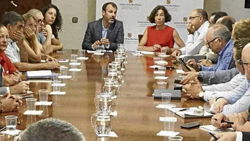 Reunión de coordinación encabezada por Barceló ayer entre administraciones y empresarios.