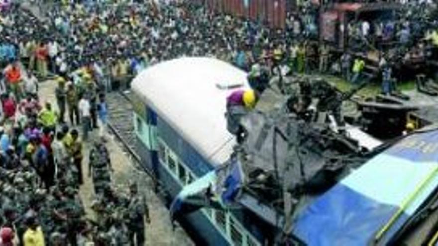 Un choque de trenes causa más de 60 muertos en la India