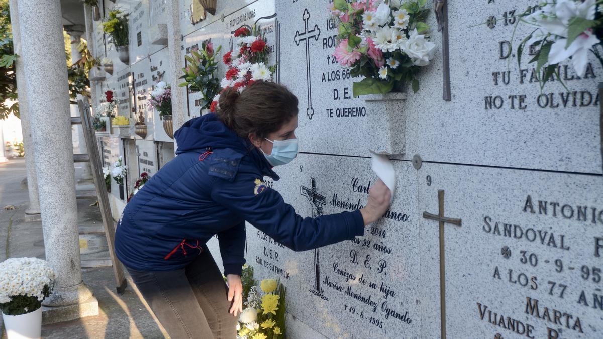 Limpieza de nichos en el cementerio de San Mauro.