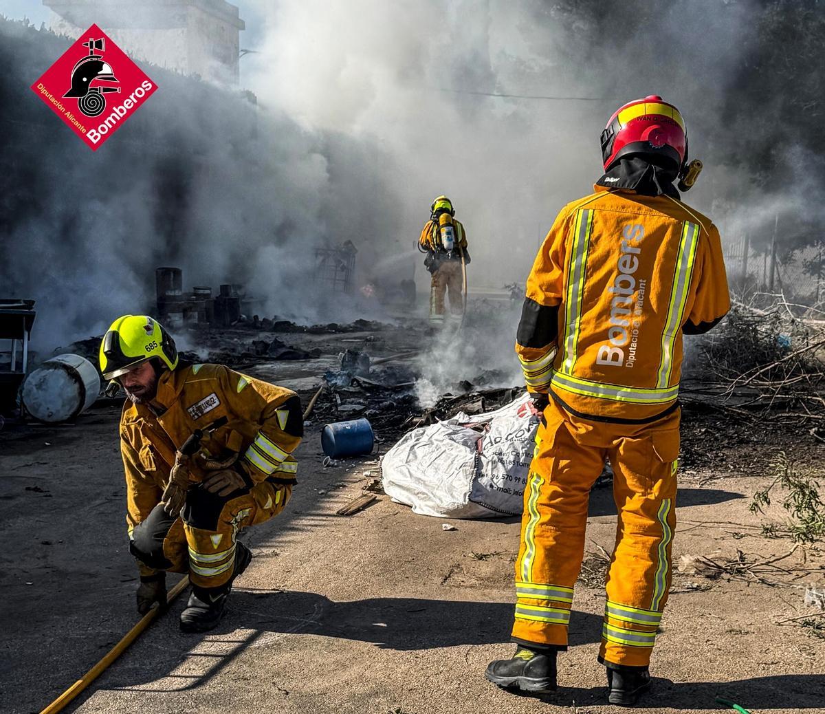Intervención de los bomberos en el incendio de Bigastro