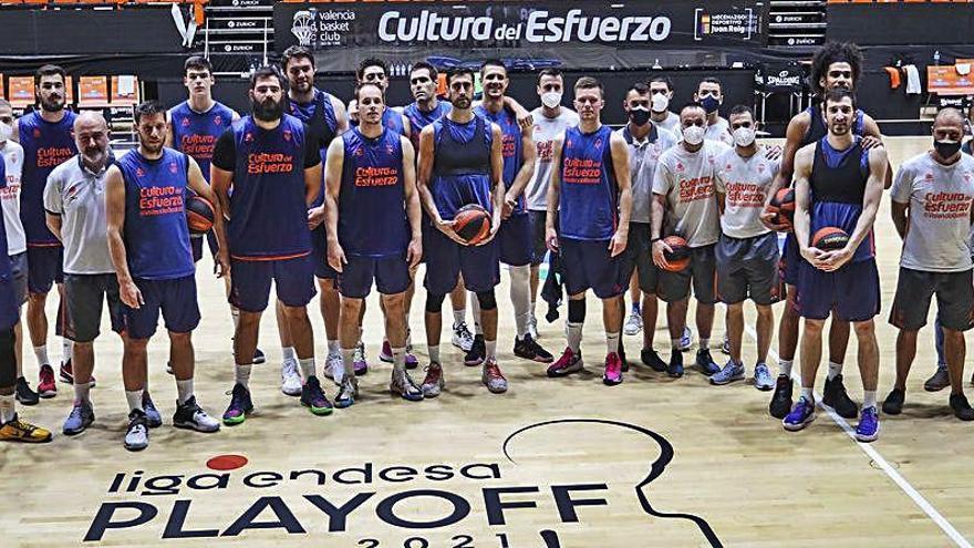 Plantilla y cuerpo técnico del Valencia Basket, antes del  primer partido de cuartos