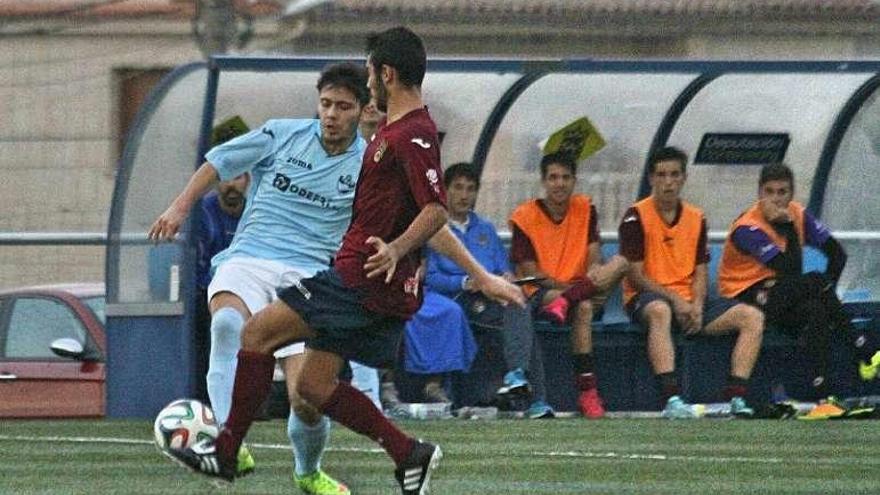 Un jugador del Beluso trata de recuperar el balón. // Santos Álvarez