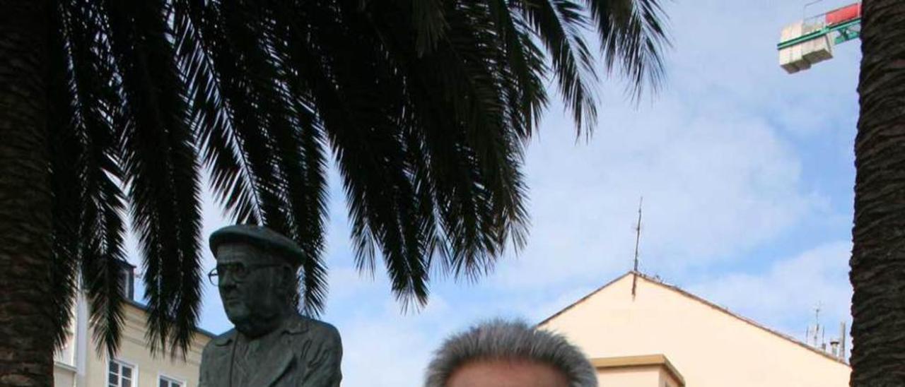 Antonio Deaño, ayer, en Ribadeo, junto al busto de Gamallo Fierros.