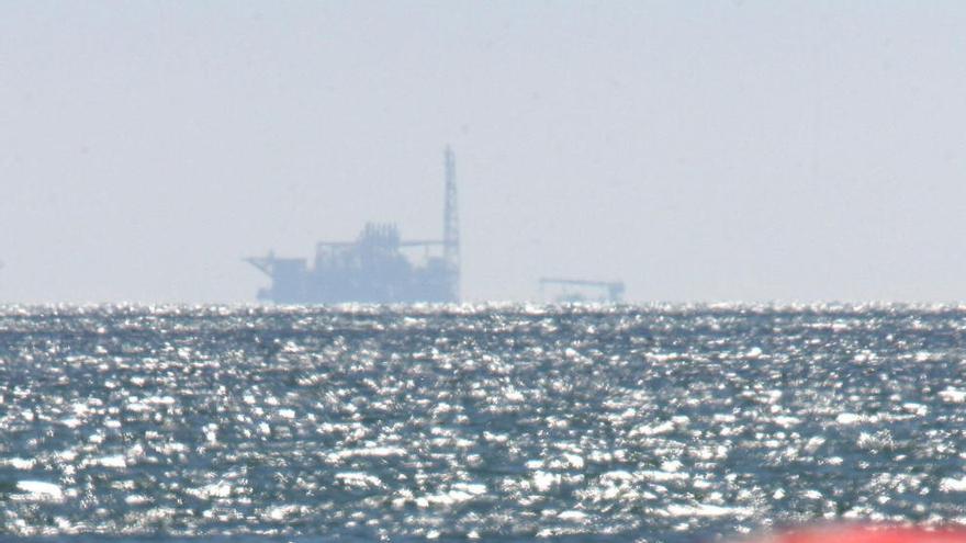 La plataforma Castor desde la playa de Vinaròs.