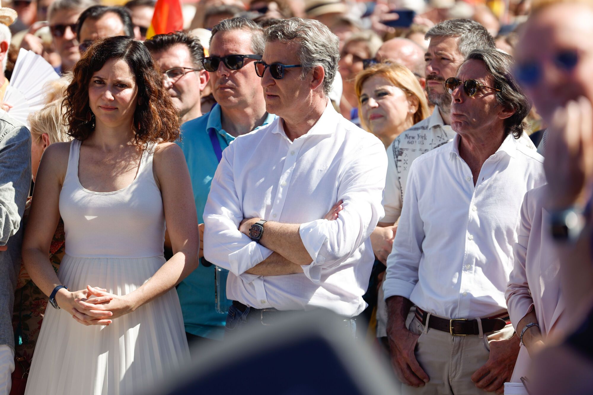MADRID (ESPAÑA), 08/06/2025.- El líder del PP, Alberto Núñez Feijóo (c), junto a la presidenta del PP de Madrid y de la Comunidad de Madrid, Isabel Díaz Ayuso (i), y el expresidente del Gobierno, José María Aznar (d), durante la manifestación convocada por el Partido Popular contra el Gobierno de Pedro Sánchez bajo el lema 'Democracia o mafia' este domingo en la Plaza España de Madrid. EFE/ Javier Lizón