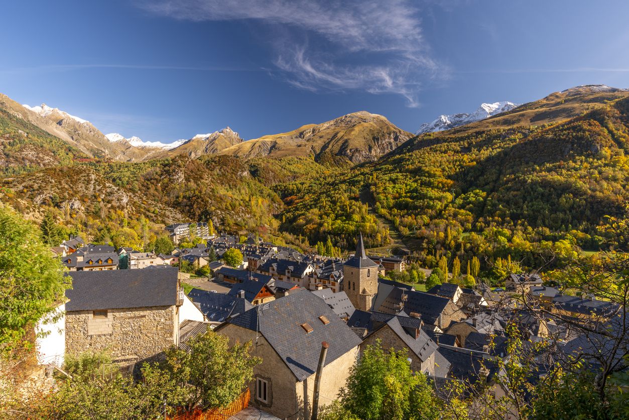 El balneario se encuentra en uno de los pueblos más encantadores de Huesca