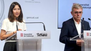 La consellera Núria Parlon y el presidente de la federación de cámpings, Miquel Gotanegra.