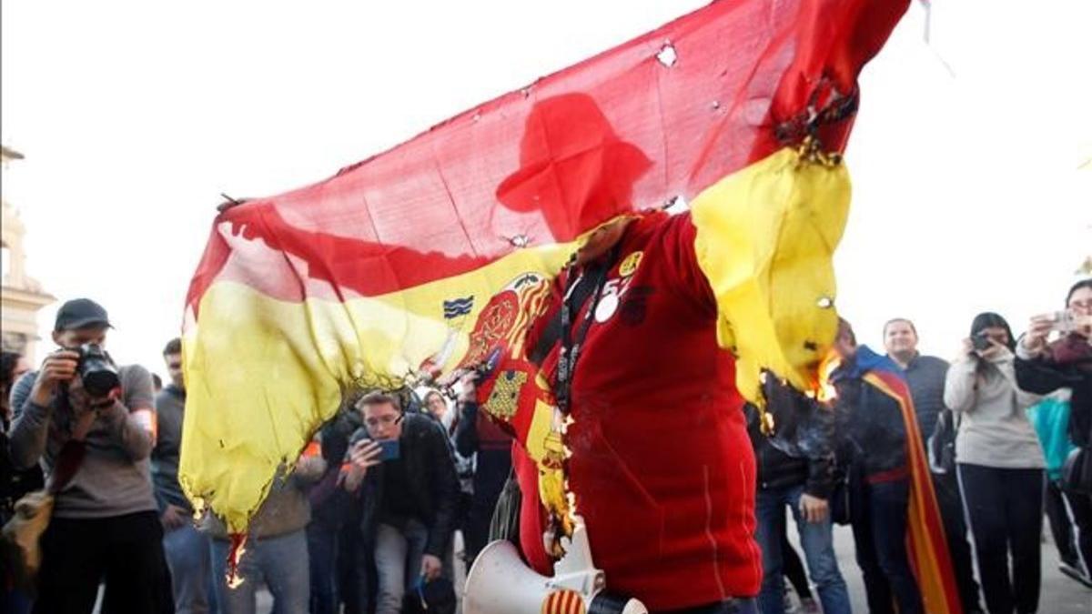 La bandera española quemada, el pasdo 24 de febrero, en una protesta independentista por la presencia del Rey en Barcelona.