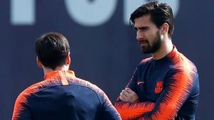 André Gomes charla con Messi en un entrenamiento del Barça.