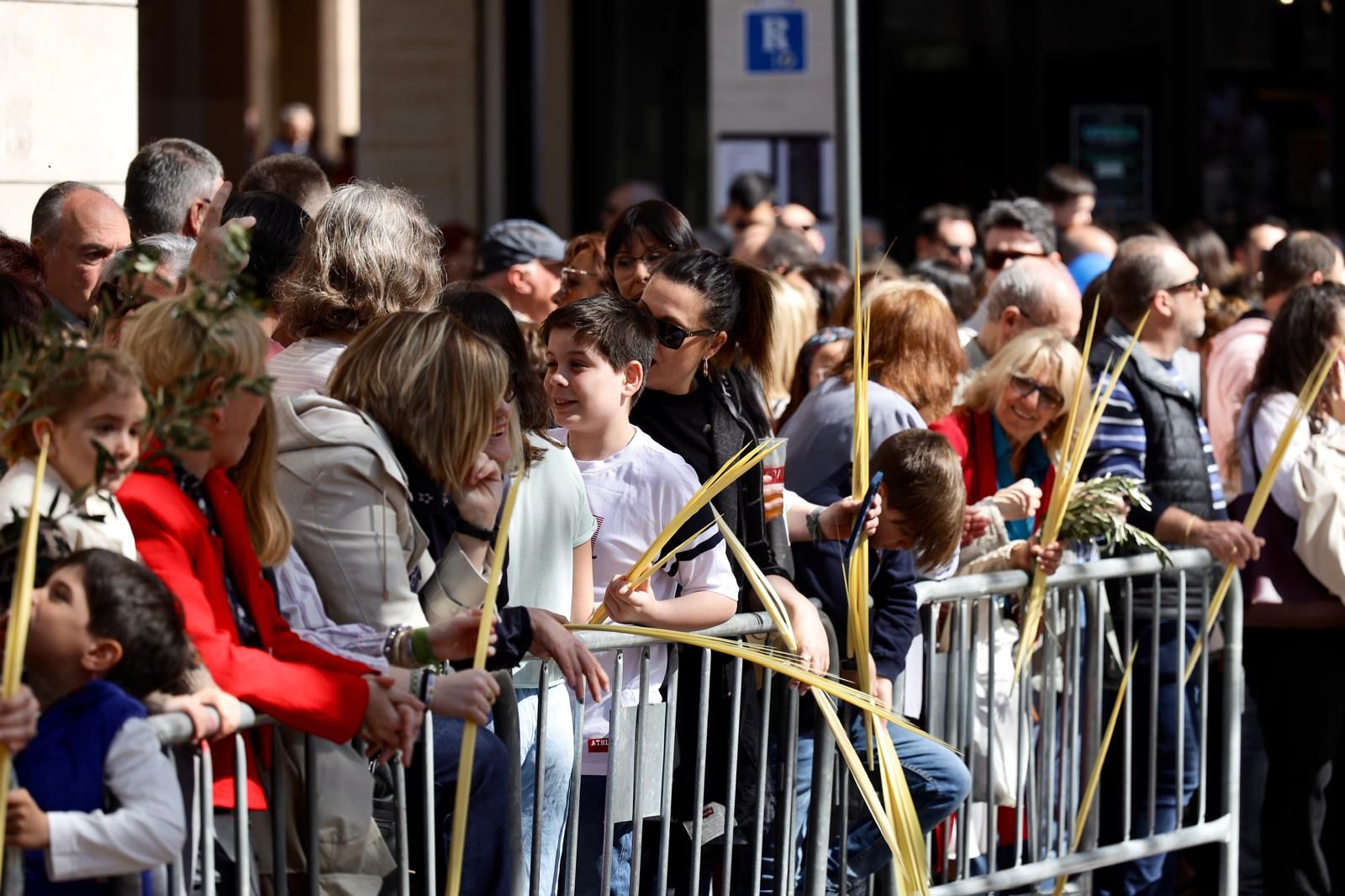En imágenes | Emoción y mucho público en la procesión de las palmas de Zaragoza