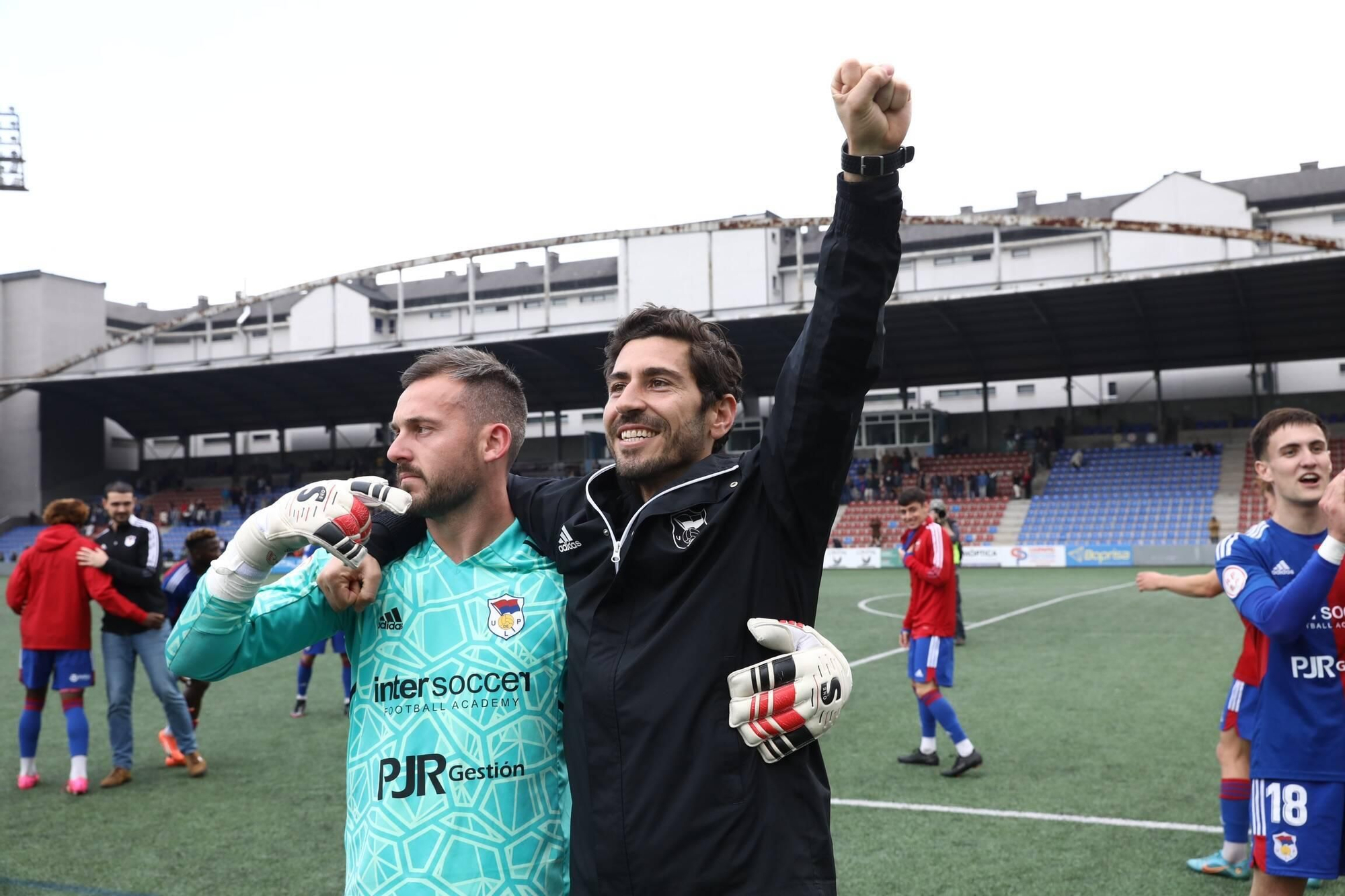 En imágenes: así fue la celebración de la permanencia del Langreo