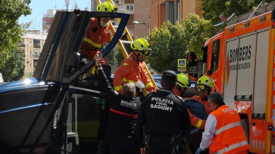 Bomberos y servicios de seguridad, atendiendo al todoterreno volcado en la avenida.