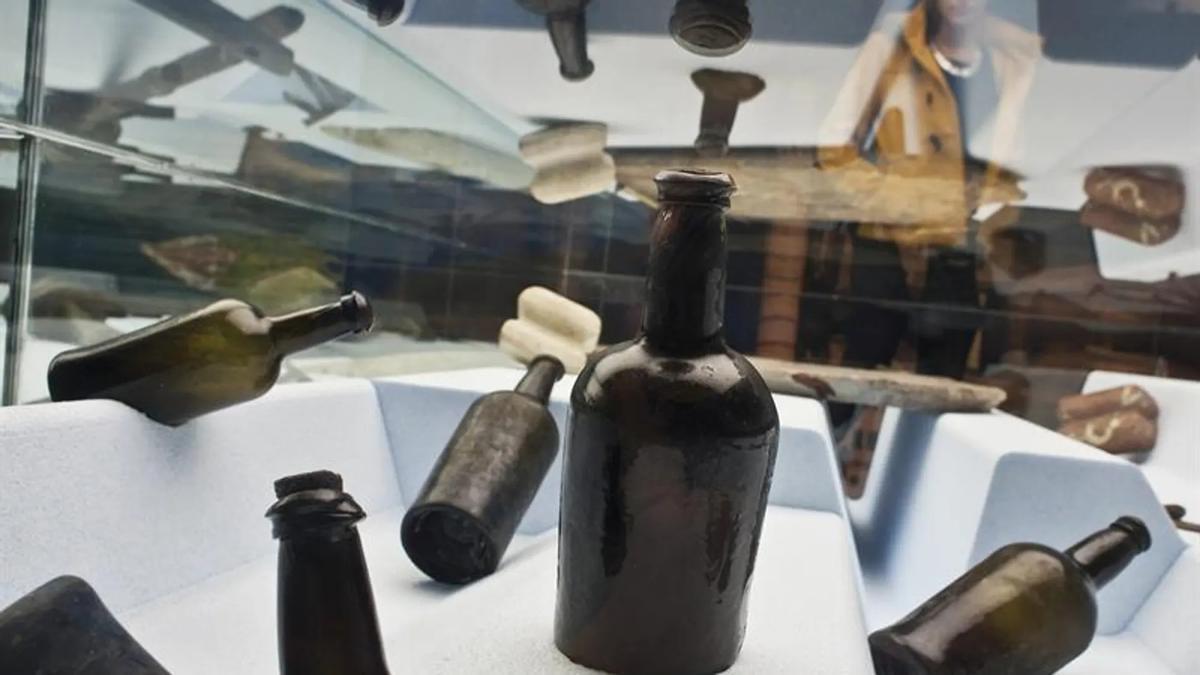 La botella de vino de Alicante que acabó bajo el mar hace dos siglos y ahora se exhibe en un museo