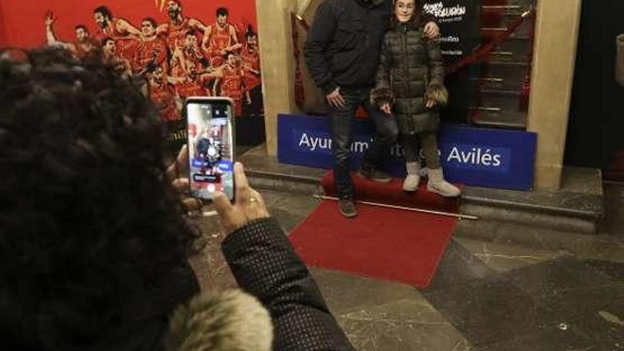 Los éxitos de las selecciones de baloncesto españolas lucen en Avilés