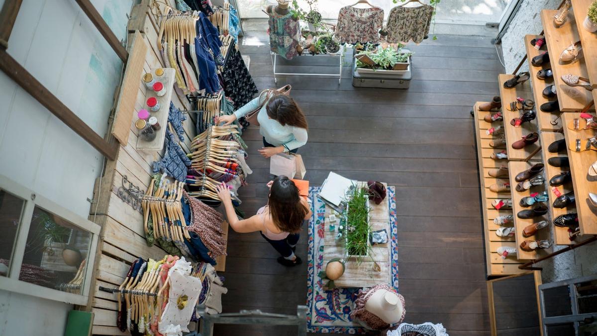 Mujeres comprando en una tienda