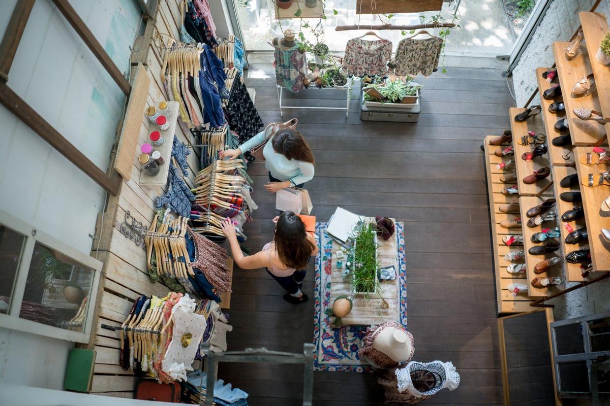 Mujeres comprando en una tienda