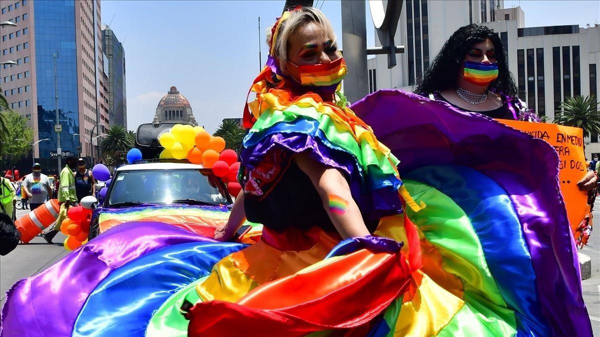 Decenas de personas de la comunidad LGBT marchan en Ciudad de México, el sábado. 