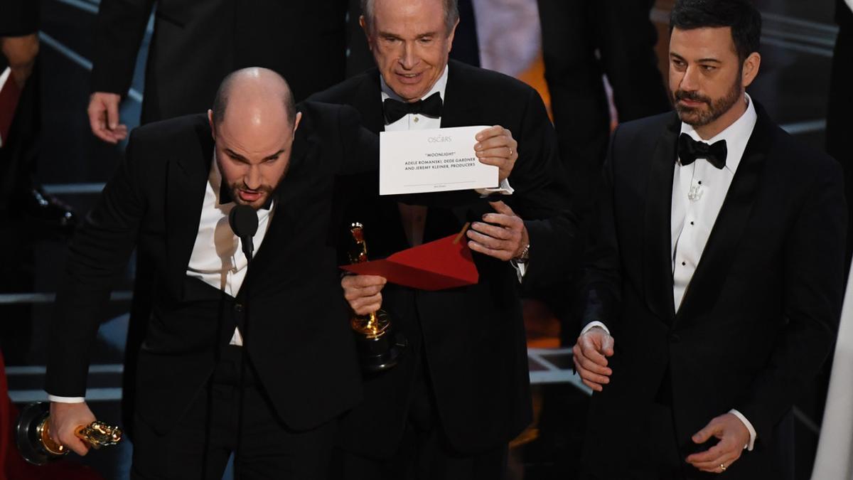 El productor de 'La La Land', Jordan Horowitz muestra la tarjeta que dice que 'Moonlight' es la ganadora, ante la mirada de Warren Beatty y Jimmy Kimmel.