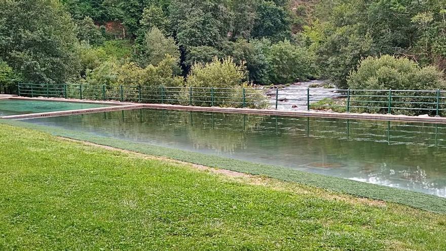 Estado, ayer, de la zona de baño de A Carixa, que el Concello desea mejorar con circuito de depuración.