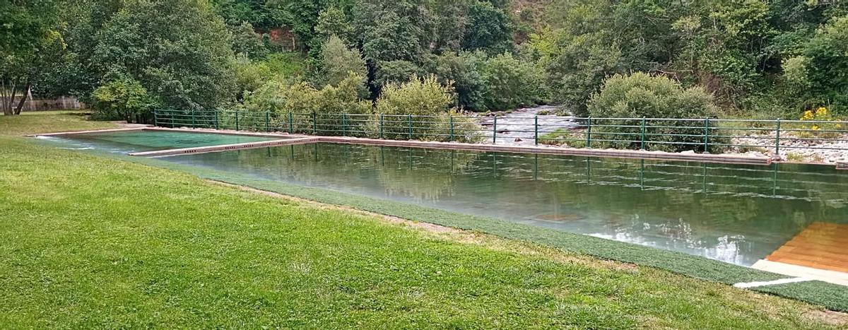 Estado, ayer, de la zona de baño de A Carixa, que el Concello desea mejorar con circuito de depuración.