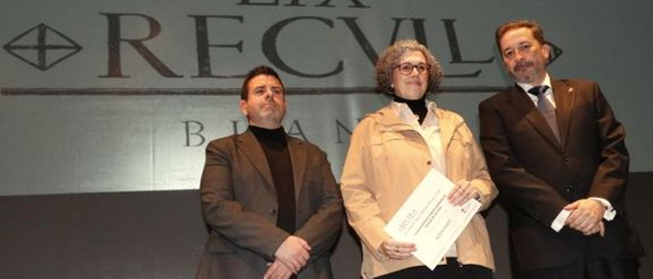 L'escriptora Núria Martí Constans rebent el premi Recvll, el 2023.