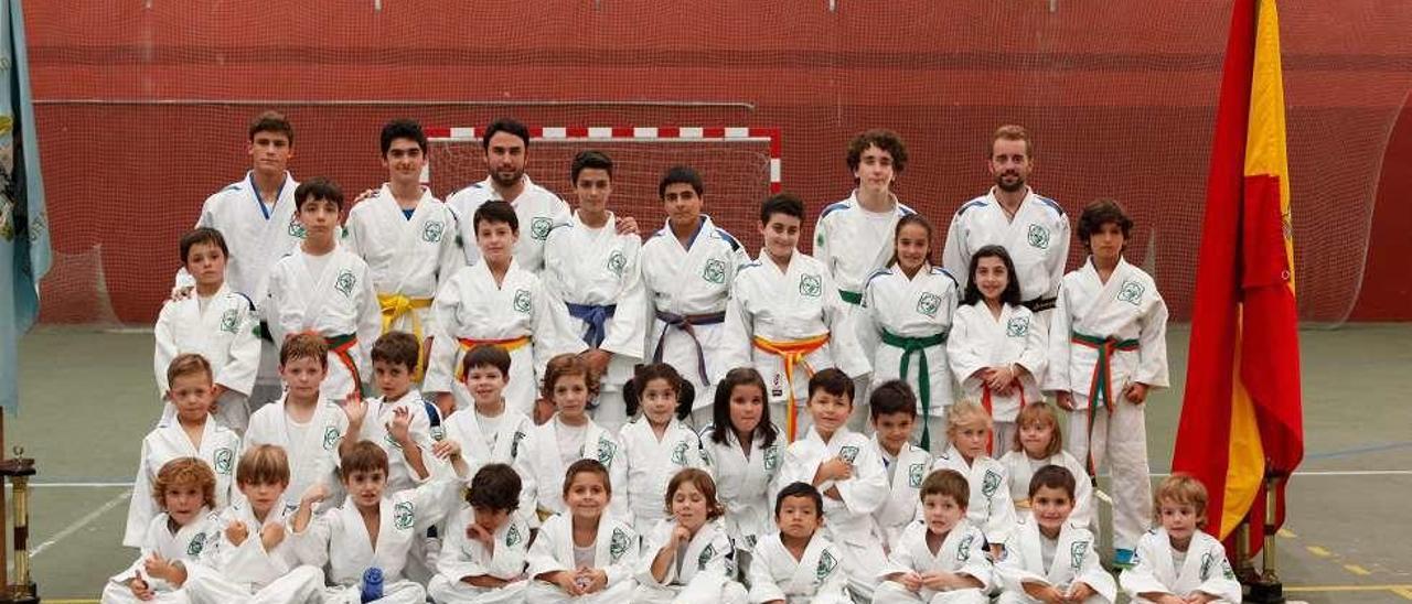 Jugadores benjamines de balonmano; a la derecha, el equipo alevín.