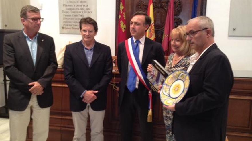 Jódar con el alcalde del municipio francés.