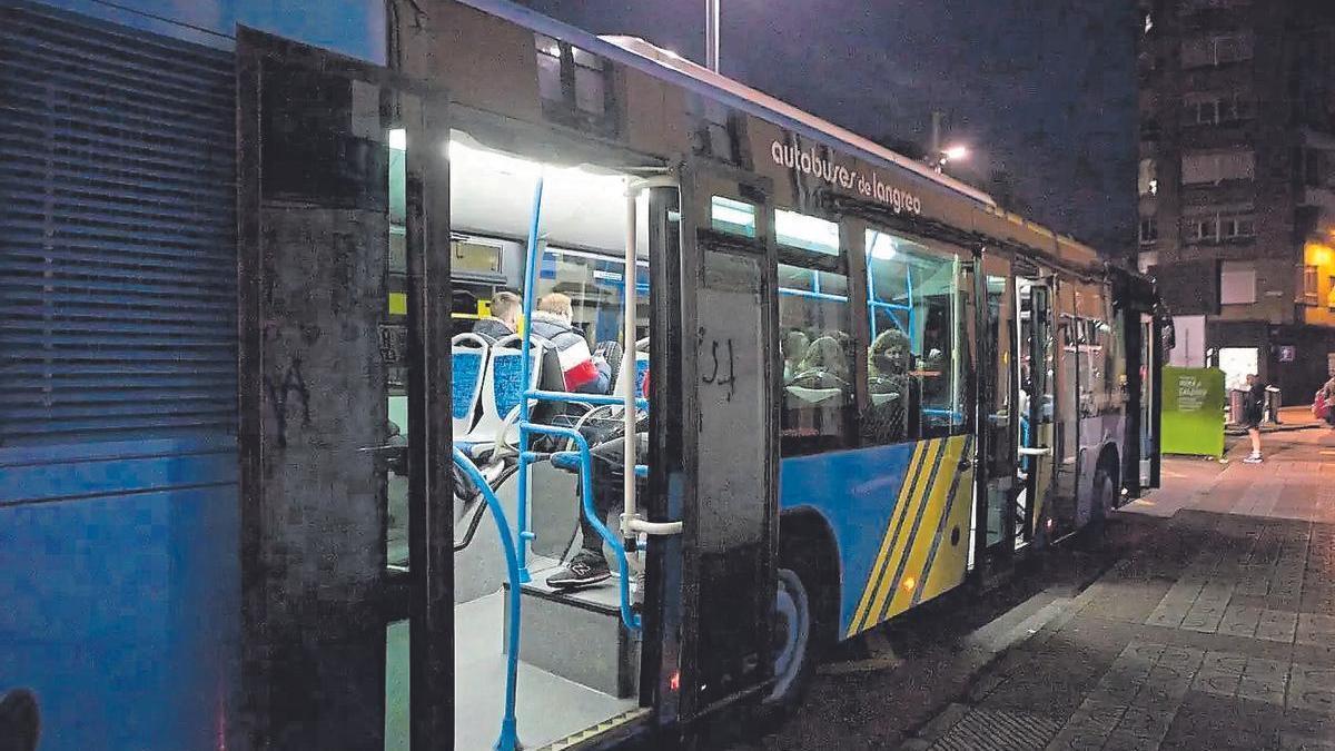 Un autobús "búho" por Langreo.