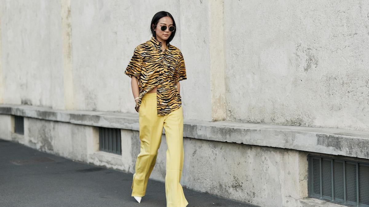 Pantalón amarillo en el 'street style' de primavera de Milán