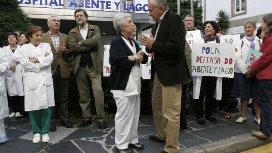 El socialista Méndez Romeu charla con una trabajadora durante la protesta, ayer, en A Coruña. / eduardo vicente