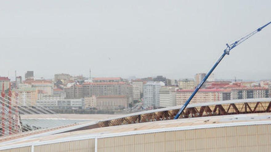 Imagen de una grúa realizando obras en la cubierta del estadio de Riazor el pasado mes de abril.