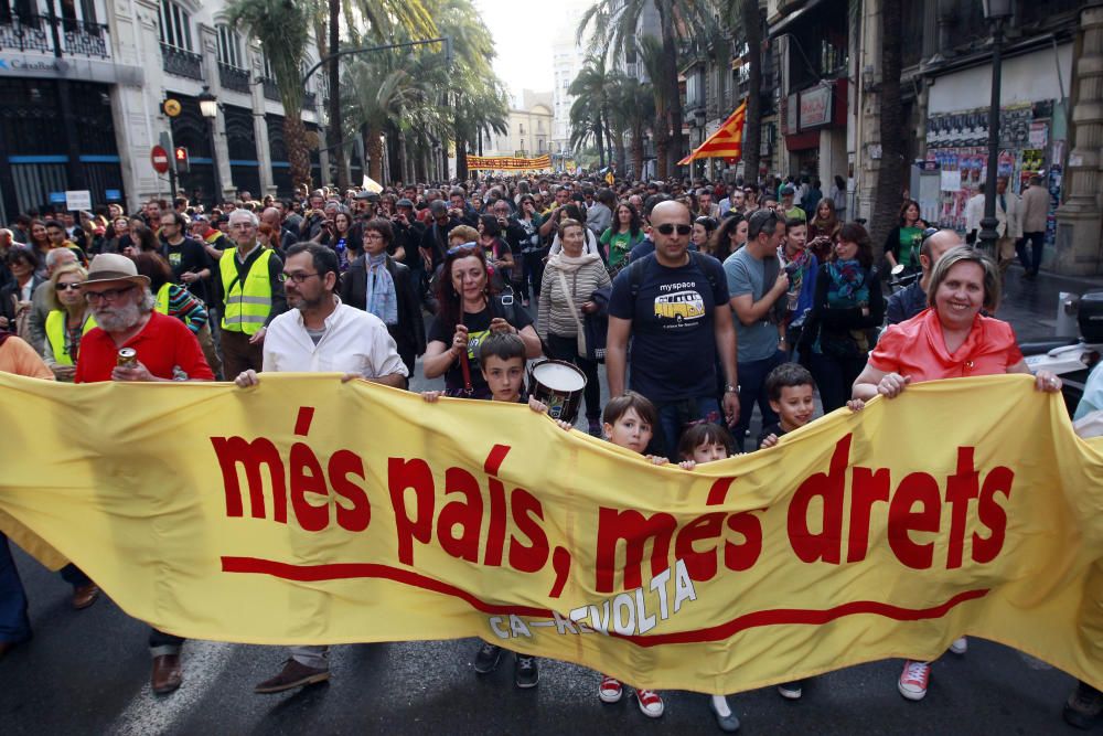 Manifestación en Valencia con motivo del 25 d'Abril