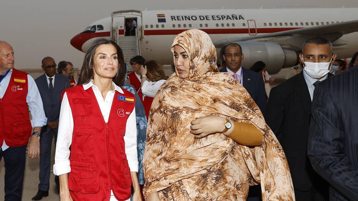 La reina Letizia llega a Mauritania con chaleco de cooperación