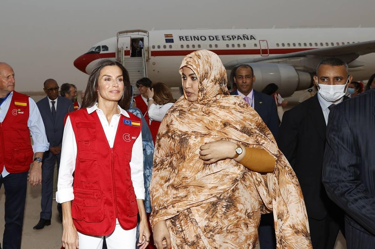 La reina Letizia llega a Mauritania con chaleco de cooperación