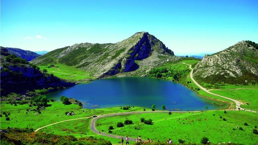 La belleza del lago Enol, en Asturias.