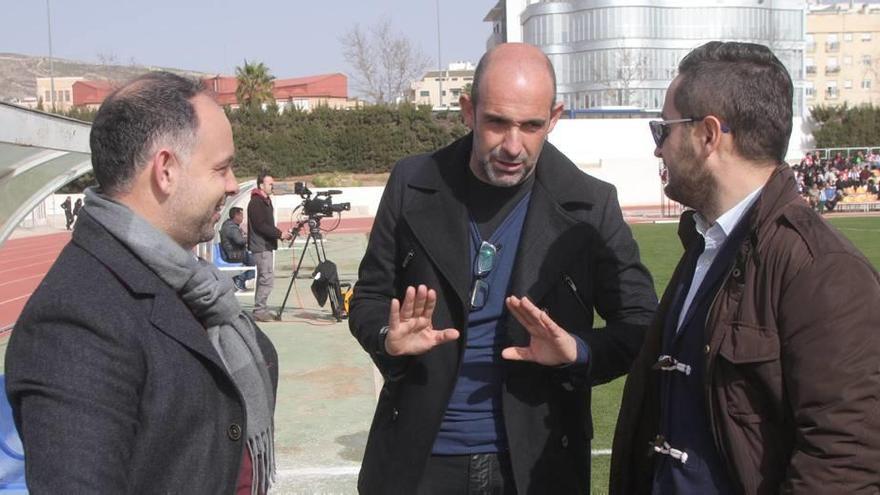 Alberto Monteagudo conversa con Deseado Flores (izda) y Paco Belmonte antes del Jumilla-Cartagena de la jornada 26ª.