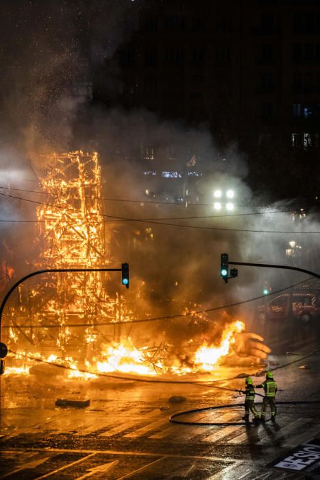 Así ha sido la cremà de la falla municipal