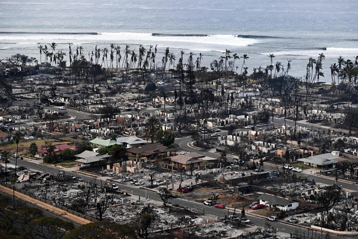 El fuego destruye la localidad de Lahaina, en Hawái