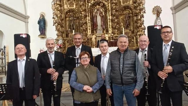 Alfredo Castillo y Mª Ángeles Cubero con los músicos.