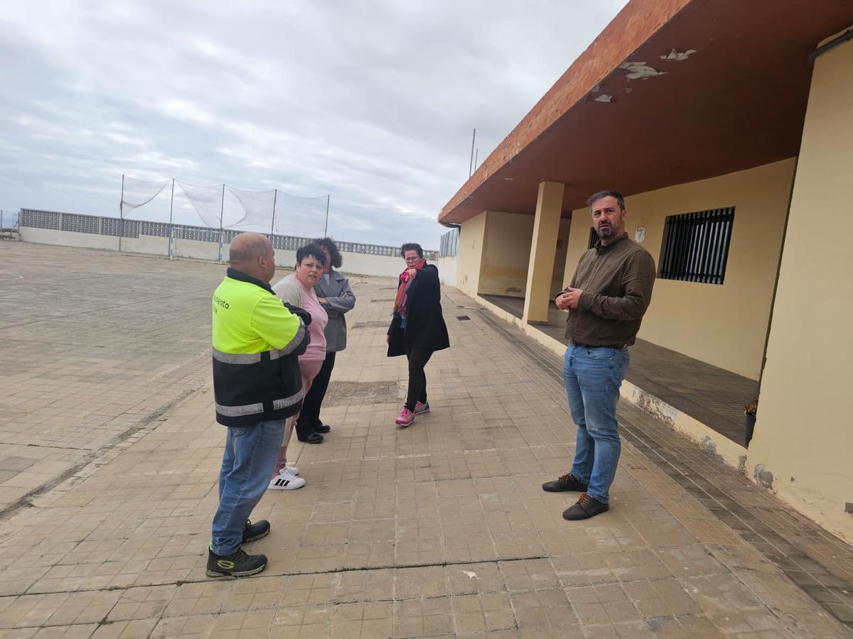 El alcalde de Telde en una de las visitas al CEIP Doctor Hernández Benítez.