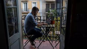 Un hombre teletraba desde un domicilio.