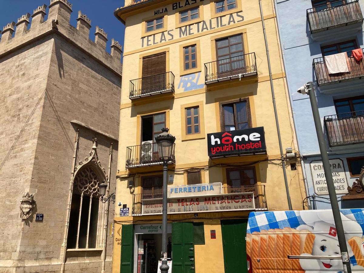 La antigua ferreteria dr collado, de la que hoy en día solo queda su cartelería.