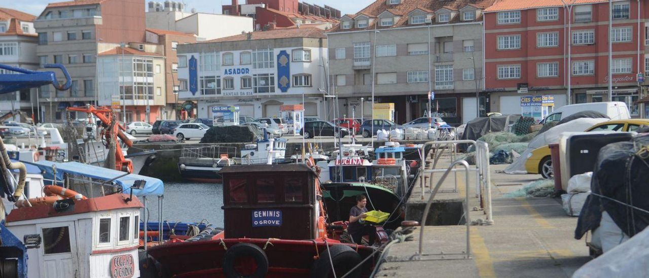 Vista del centro urbano grovense desde el puerto de O Corgo.